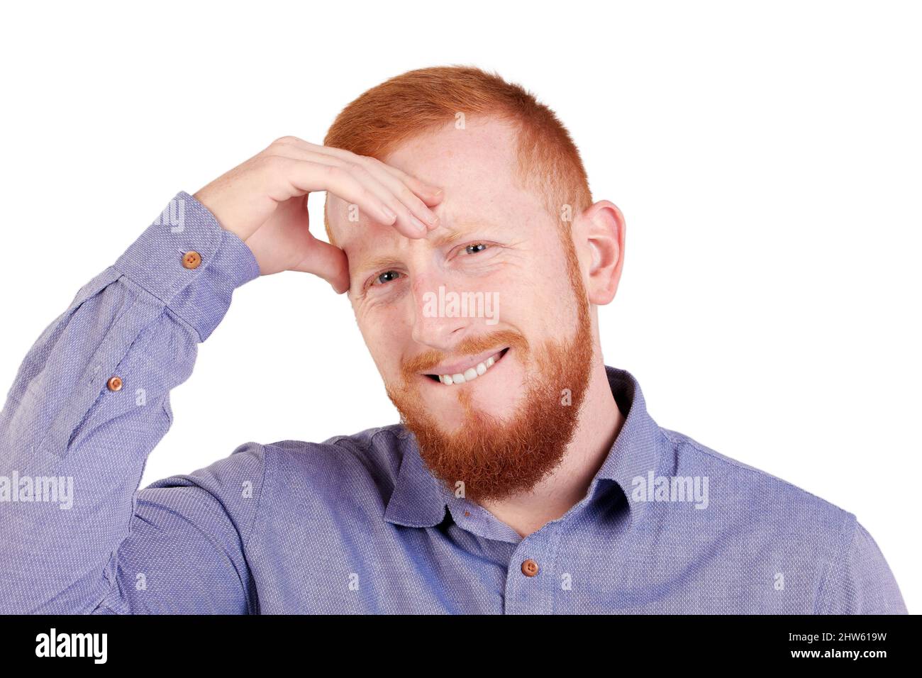 Uomo dai capelli rossi con barba e mal di testa guardando la fotocamera. Foto di alta qualità Foto Stock
