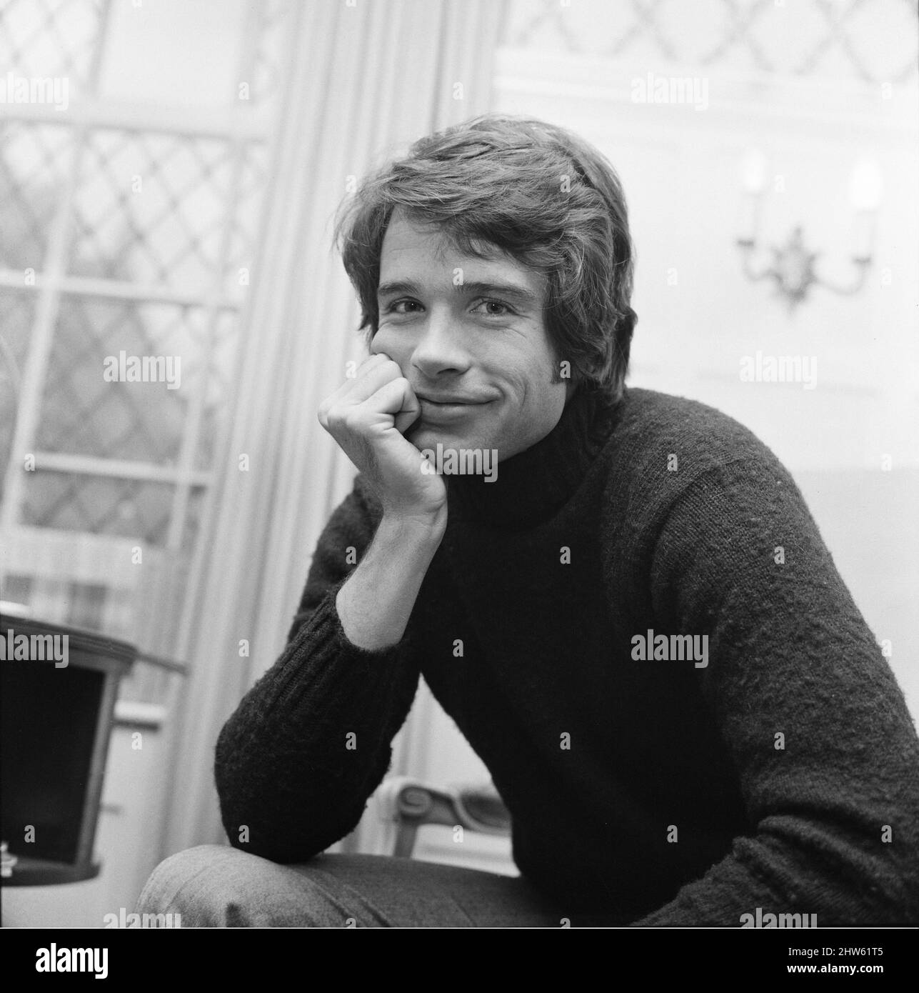 Warren Beatty, attore americano, ritratto nel suo appartamento di Londra in South Audley Street, immagine presa 15th marzo 1968 Foto Stock