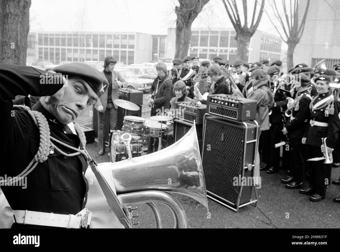 Dave Dee, Dozy, Beaky, Mick e Tich suonano un numero mentre la band regimental del Battaglione del Parachute Regiment del 1st copriva le orecchie del thgeir alla caserma di Montgomery Lines, Aldershot. La band appare nello show 'Contrast' con il gruppo pop all'Albert Hall Novembre 1968 Foto Stock