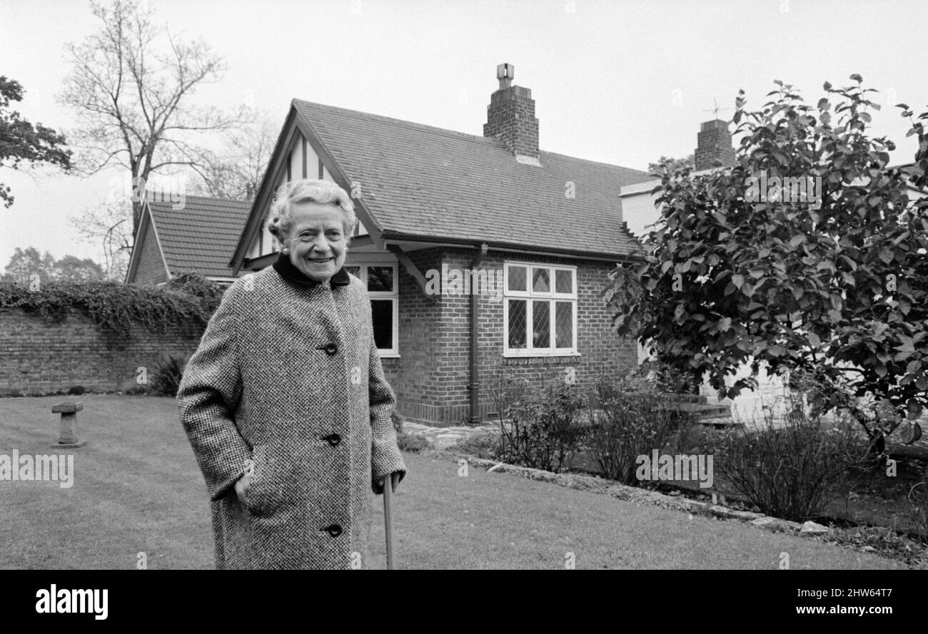 Richmal Crompton, autore dei libri 'Just William', raffigurato a casa sua a Orpington Road, Chislehurst, Kent. 15th novembre 1968. Y10132. Foto Stock