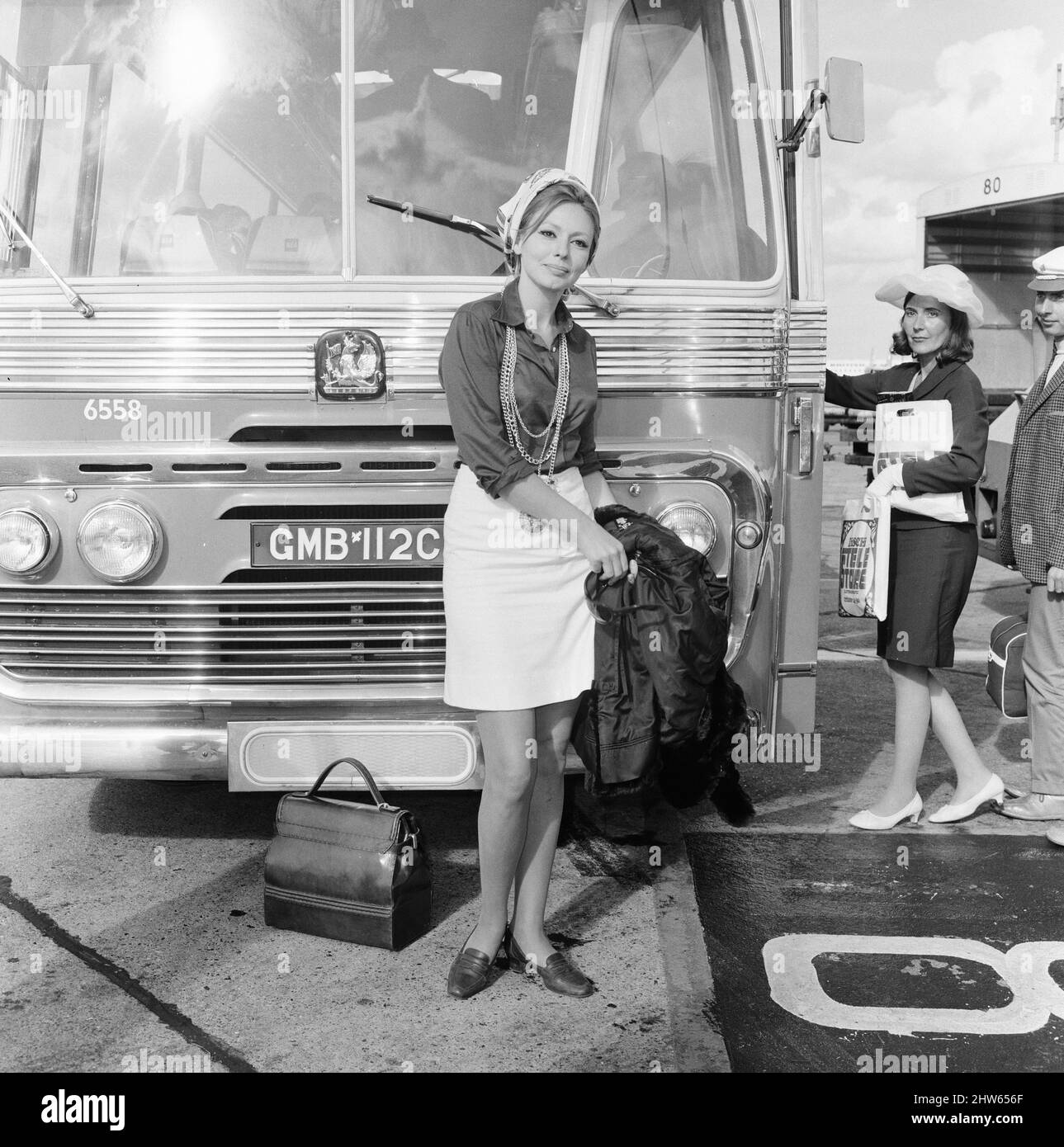 Claudie Lange, attrice e modello belga, raffigurata all'aeroporto di Heathrow, giovedì 5th settembre 1968. Claudie è nel Regno Unito per essere protagonista nel nuovo film crossplot, Foto Stock