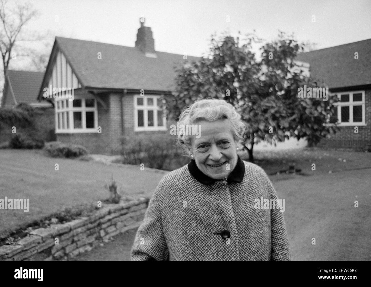 Richmal Crompton, autore dei libri 'Just William', raffigurato a casa sua a Orpington Road, Chislehurst, Kent. 15th novembre 1968. Y10132. Foto Stock