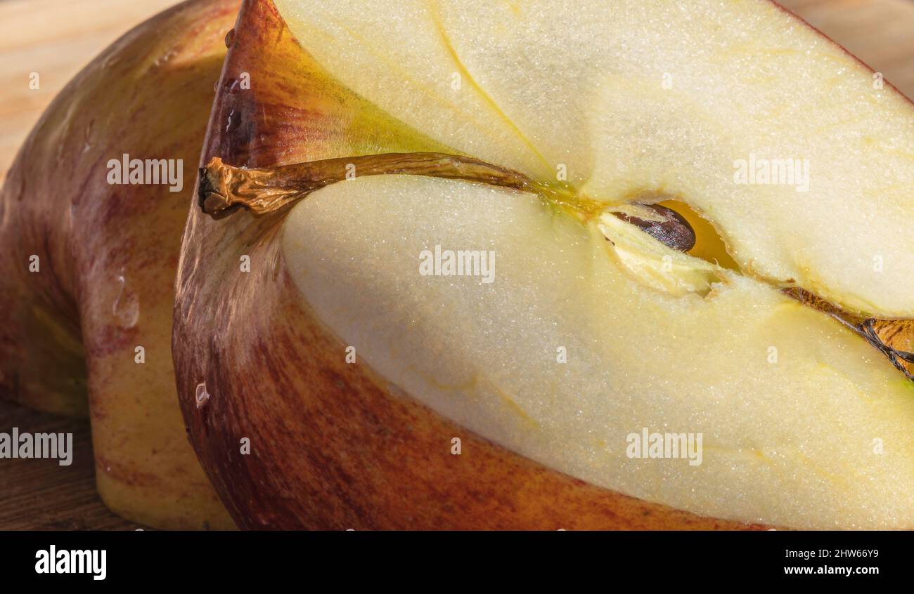 Una mela fresca rossa, dimezzata. Varietà di gala. Primo piano. Concetto di cibo sano Foto Stock