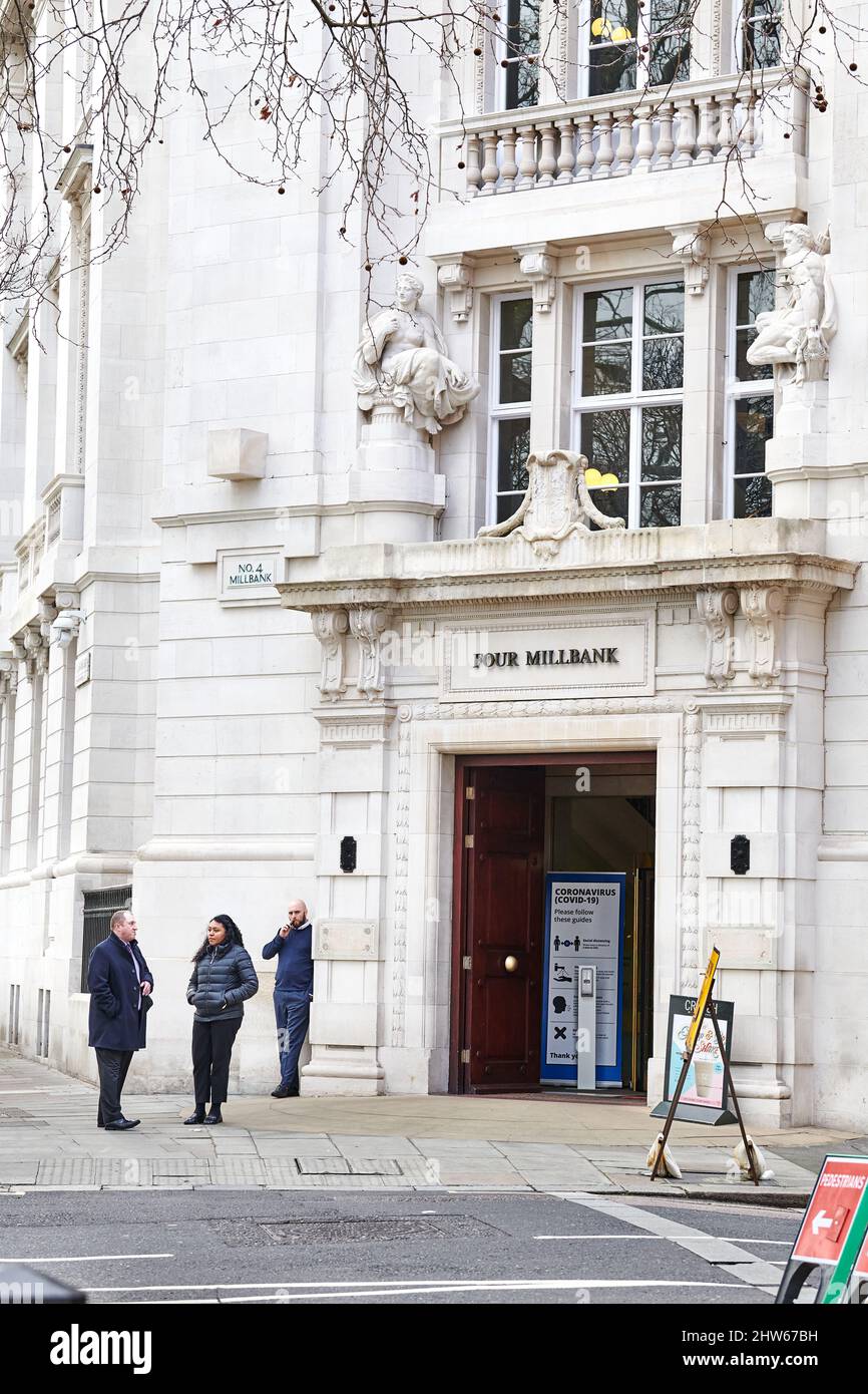 Thames House, quartier generale del MI5, il servizio di sicurezza britannico, su Millbank, Westminter, Londra, Inghilterra. Foto Stock