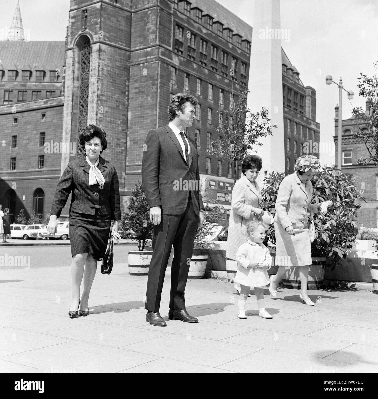 6ft 3 Clint Eastwood, nella foto di St Peter's Square, Manchester, con Antony Rixon, di 18 mesi. Antony è alto 32 pollici. 12th giugno 1967. Foto Stock