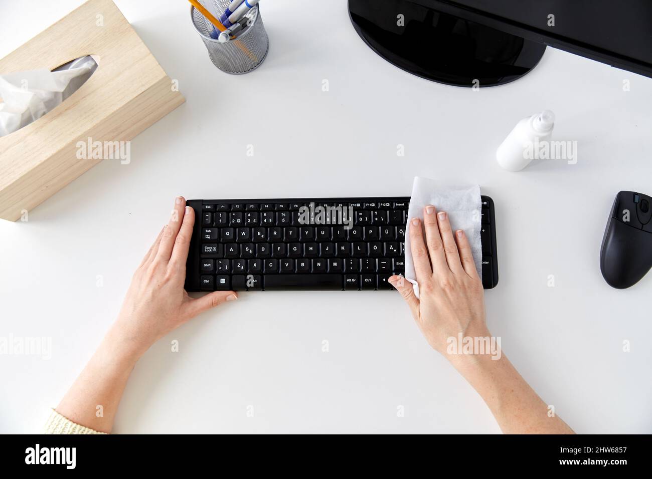 primo piano della donna che pulisce la tastiera con dei tessuti Foto Stock