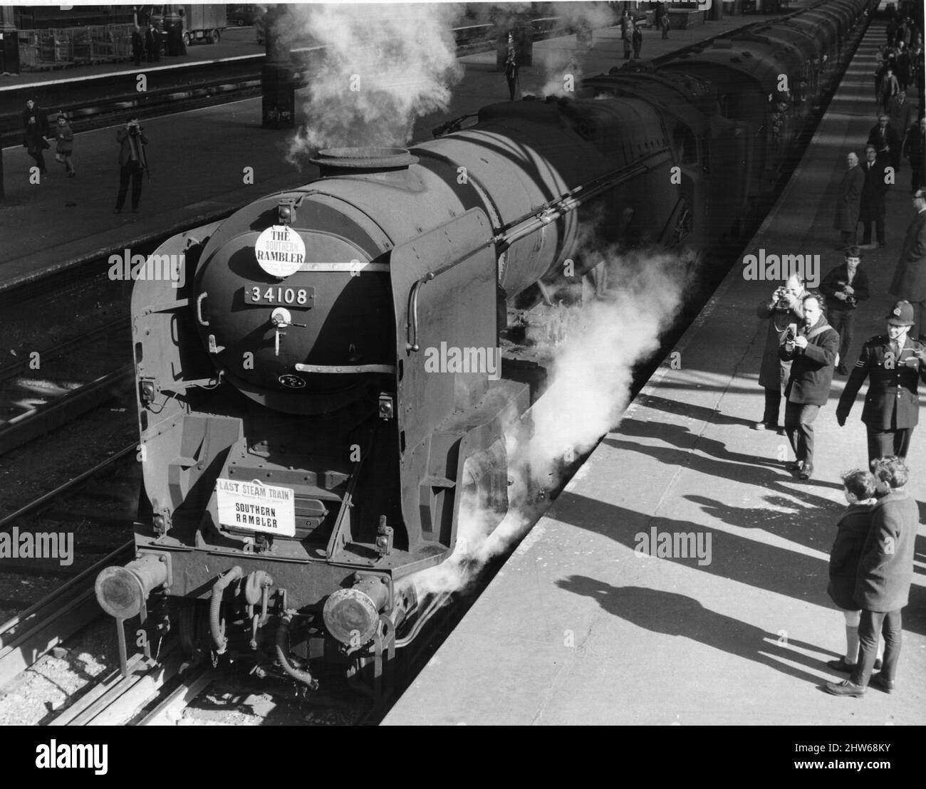 L'ultimo treno a vapore per Brighton, chiamato 'la Rambla Meridionale' pieno di appassionati di ferrovia e British Rail Official, visto qui lasciando Victoria Station, Londra 19th marzo 1967 Foto Stock