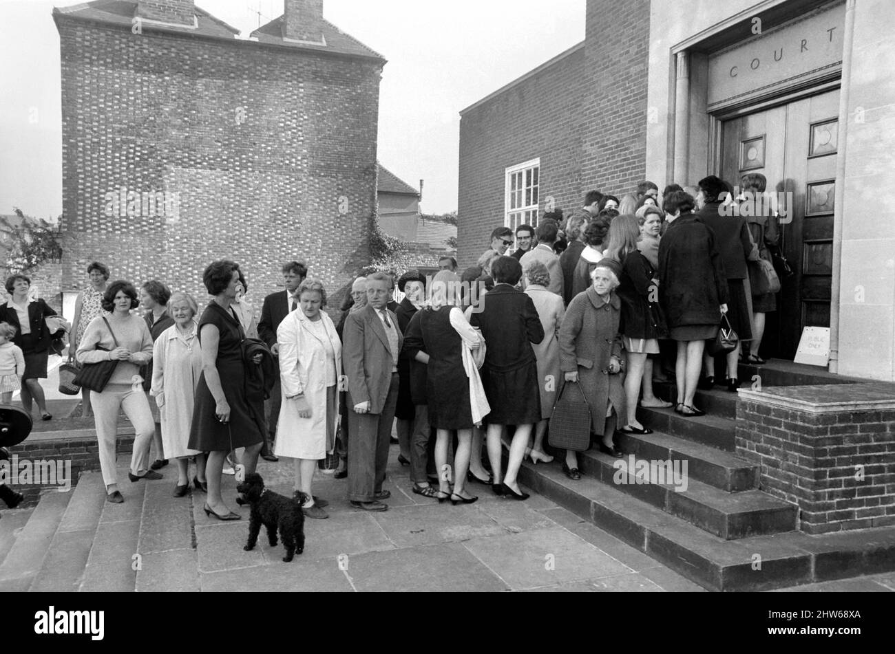 I membri del pubblico in attesa di andare in tribunale per vedere Mick  Jagger e Keith Richards il 10 maggio 1967 presso la Corte della Corona di  Chichester durante l'audizione per reati