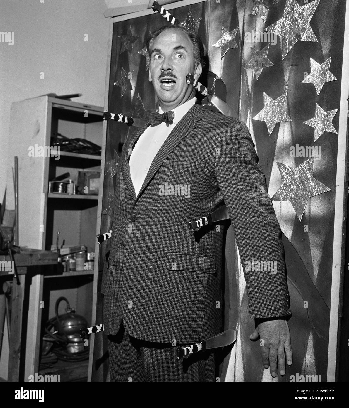 Bernard Wilkie, Senior Designer presso lo Special Effects Department presso il BBC Television Center, prova uno degli effetti speciali del suo dipartimento, creato per una routine di lancio dei coltelli.16th maggio 1968. Foto Stock