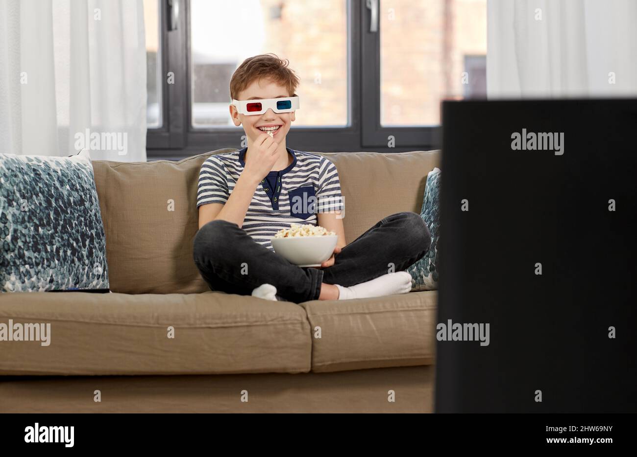 ragazzo in 3d occhiali da cinema e guardare la tv a casa Foto stock - Alamy