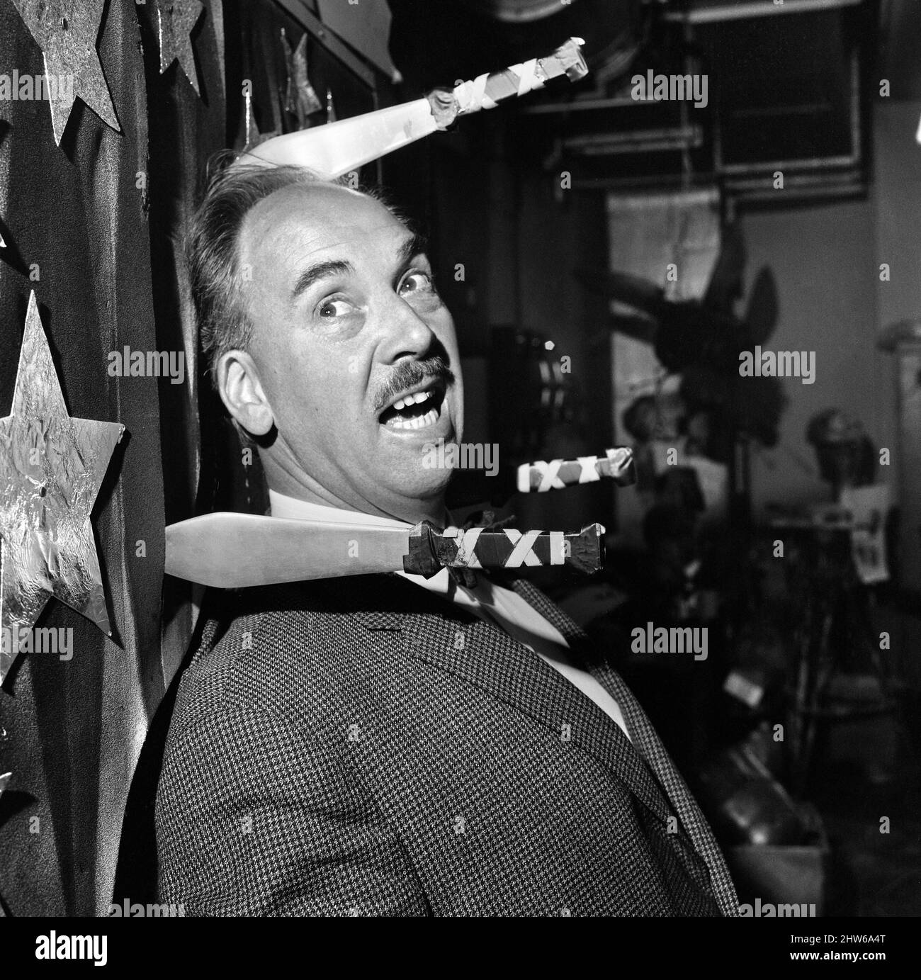Bernard Wilkie, Senior Designer presso lo Special Effects Department presso il BBC Television Center, prova uno degli effetti speciali del suo dipartimento, creato per una routine di lancio dei coltelli. 16th maggio 1968. Foto Stock