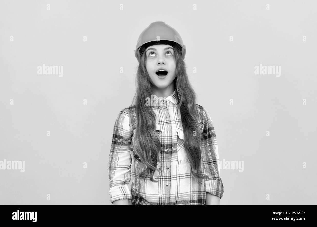 guardate qui. sviluppo di infanzia. felice giorno di lavoro. carriera futura. ragazza teen nel casco. Foto Stock