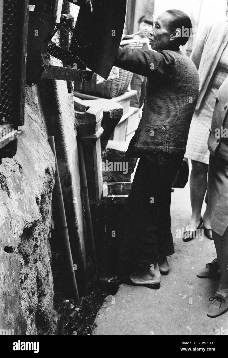 Vita nel 1960s coloniale Hong Kong, con una popolazione in rapida crescita di oltre 4 milioni di persone, molti sono costretti a vivere in baraccopoli e baraccopoli, nella foto di gennaio 1968. La nostra immagine mostra ... donna anziana in strada. Foto Stock