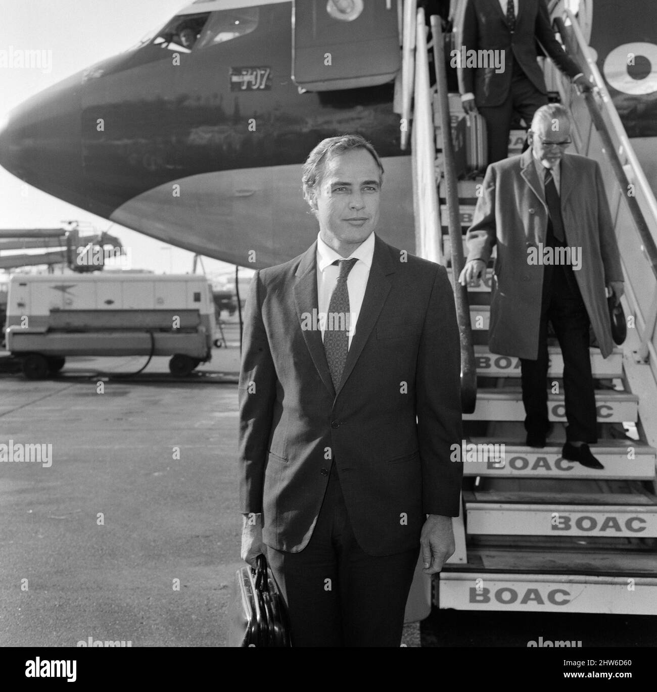 Marlon Brando arriva all'aeroporto di Heathrow a Londra, per partecipare a un programma televisivo che si occupa di problemi di gara americani. Brando ha recentemente annunciato la sua decisione di rinunciare alla sua carriera cinematografica e dedicare il suo tempo al lavoro per il movimento per i diritti civili. Foto scattata il 14th maggio 1968 Foto Stock