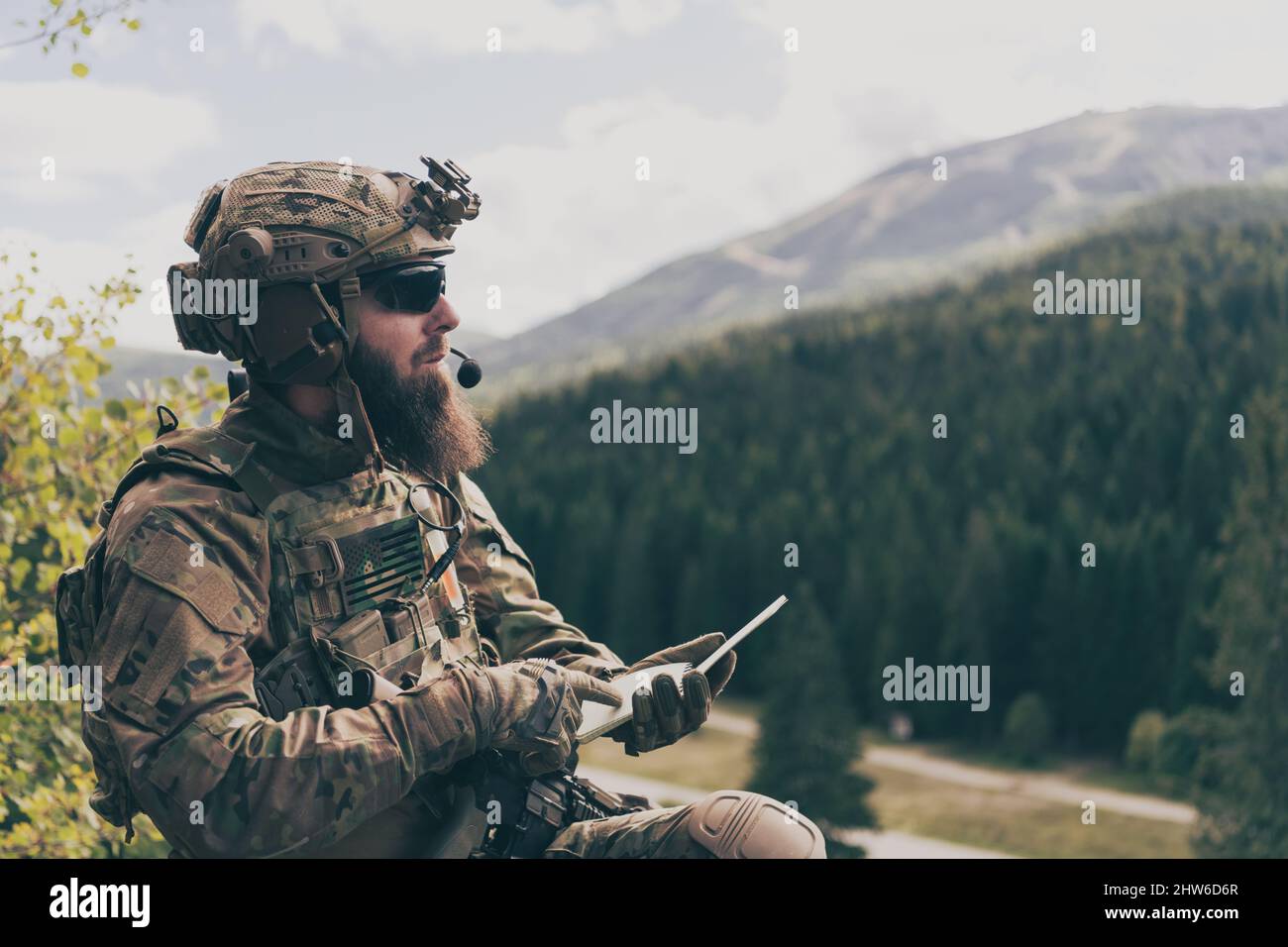 Concetto di guerra. Soldati bearded in uniforme di forze speciali in azione militare pericolosa in area nemica pericolosi studi tattica di attacco. Messa a fuoco selettiva Foto Stock