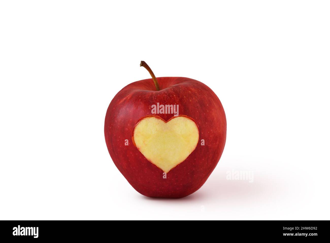 Mela rossa con cuore scolpito - concetto di amore Foto Stock