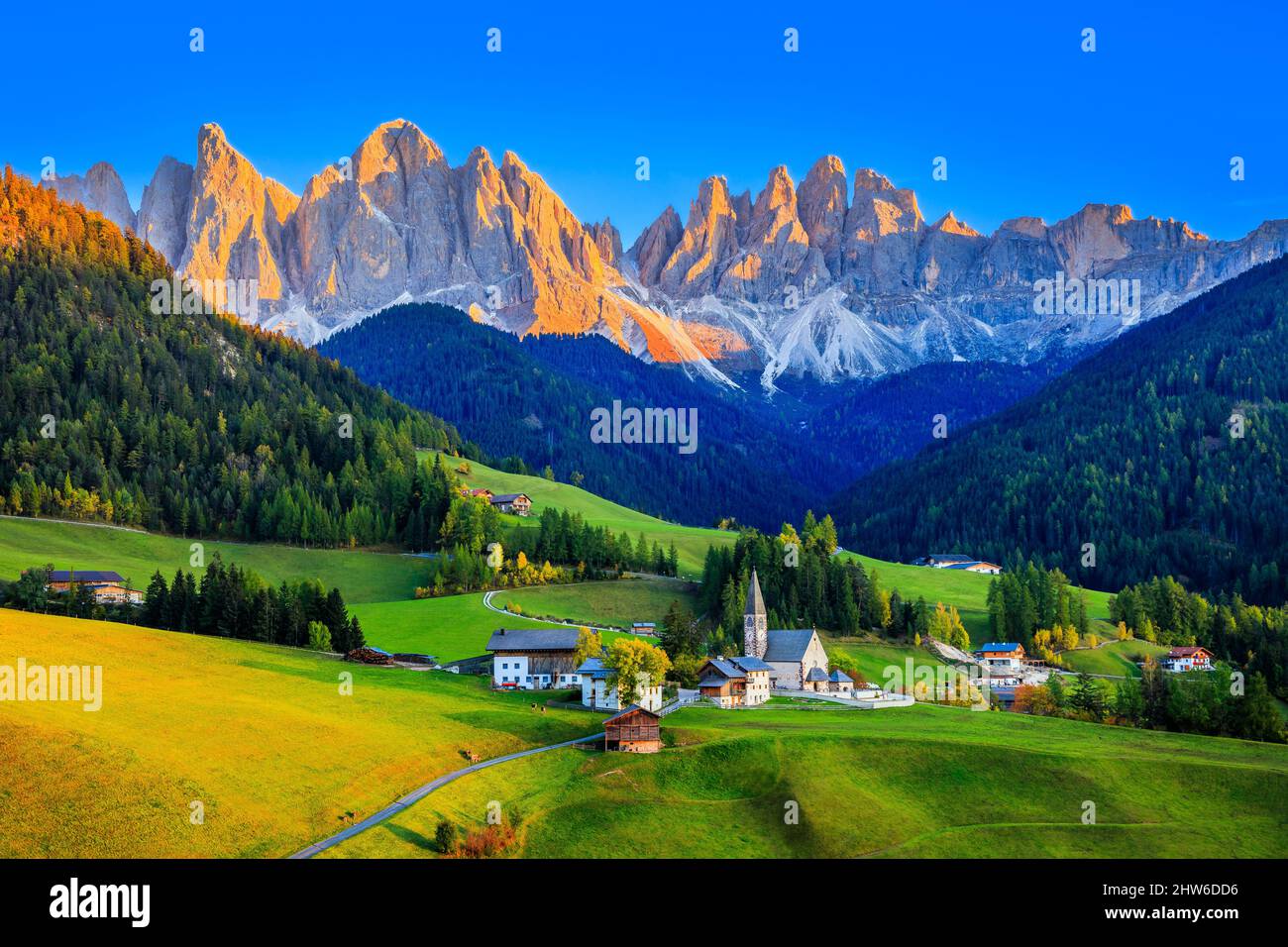 Val di Funes, Dolomiti, Italia. Villaggio di Santa Maddalena di fronte al gruppo montuoso Odle (Geisler). Foto Stock