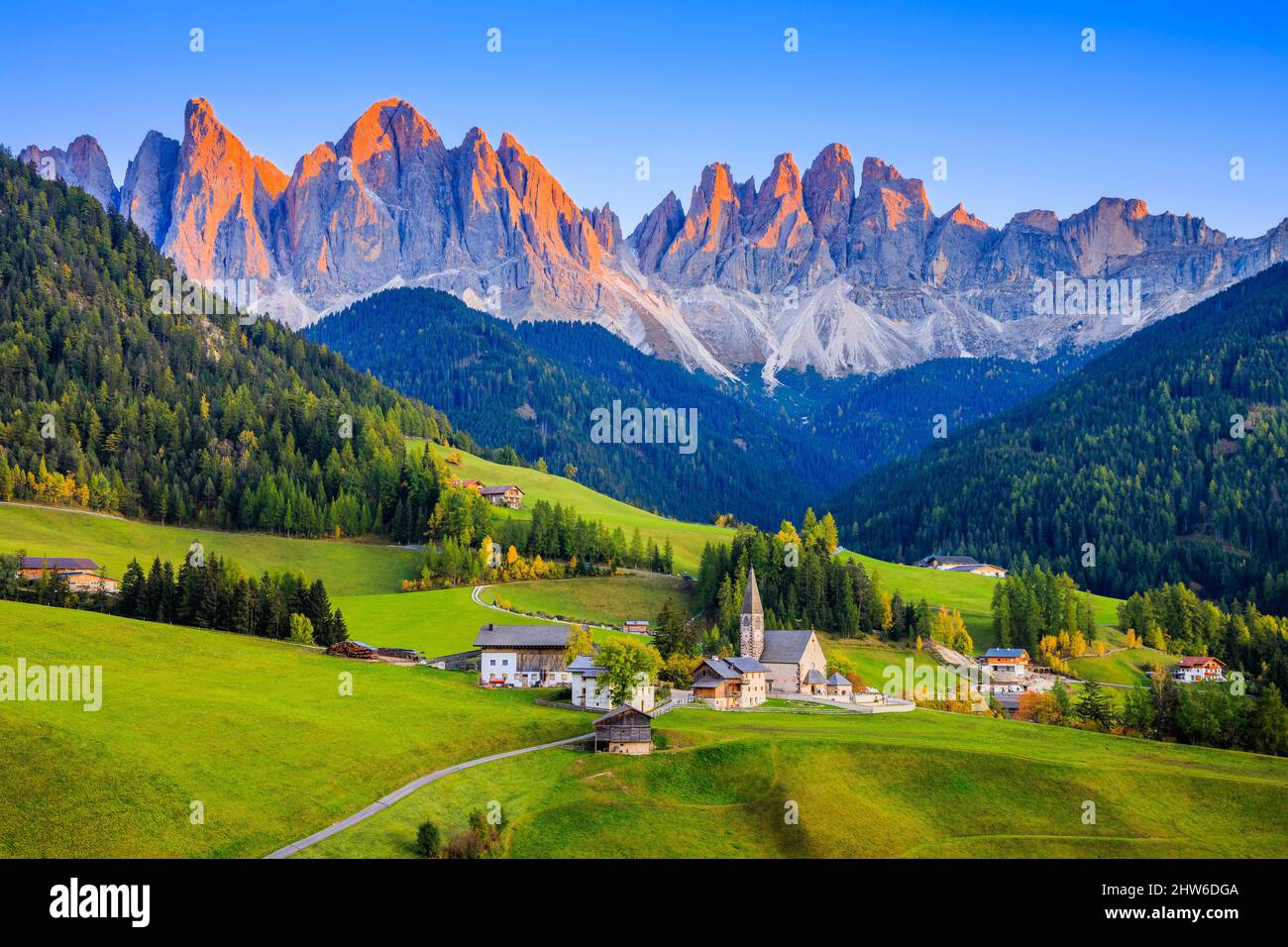 Val di Funes, Italia. Villaggio di Santa Maddalena di fronte al gruppo montuoso Odle (Geisler) delle Dolomiti. Foto Stock