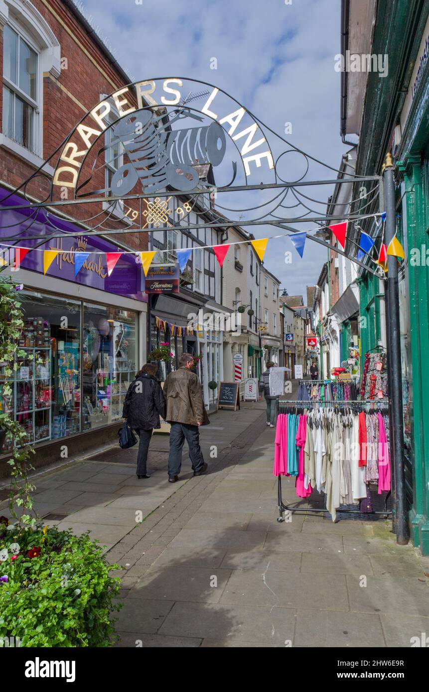 Gli amanti dello shopping su Drapers Lane in una giornata autunnale soleggiata, Leominster, Herefordshire, Regno Unito Foto Stock