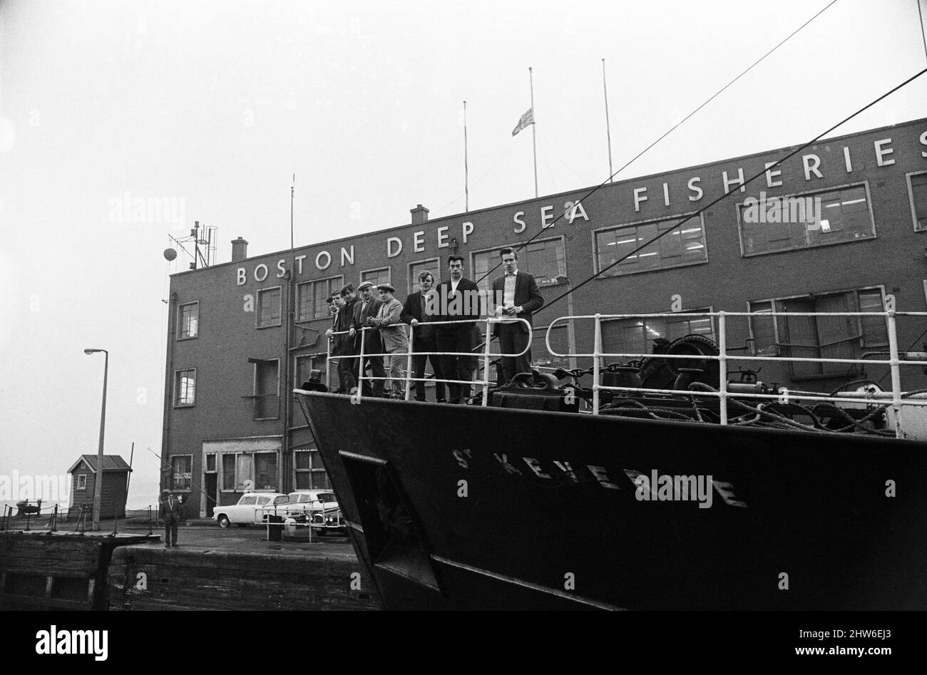 L'industria della pesca di Hull è colpita dalla tragedia con l'affondamento di pescherecci da traino dal porto di pesca di Kingston su Hull. Nella foto, uomini a bordo del St Keverne. Circa Febbraio 1968. Foto Stock