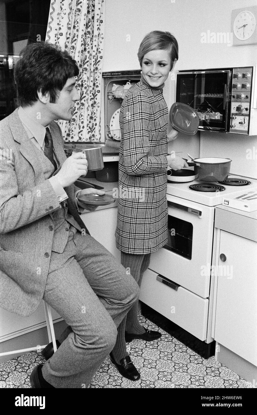 Twiggy con il suo manager, Justin de Villeneuve in uno degli stand della Ideal Home Exhibition. 6th marzo 1967. Foto Stock