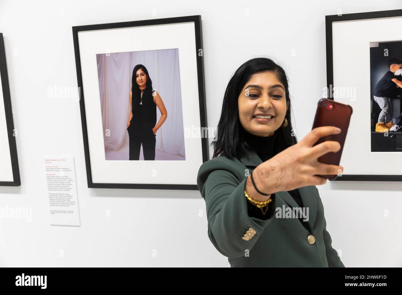 SOLO PER USO EDITORIALE Zarah Sultana, MP per Coventry South davanti al suo ritratto alla mostra Creative Connections all'Herbert Art Gallery & Museum di Coventry, Che presenta ritratti di celebrate figure culturali e politiche che sono nati o sono associati con la città di Coventry, in prestito dalla National Portrait Gallery. Data di emissione: Venerdì 4 marzo 2022. Foto Stock