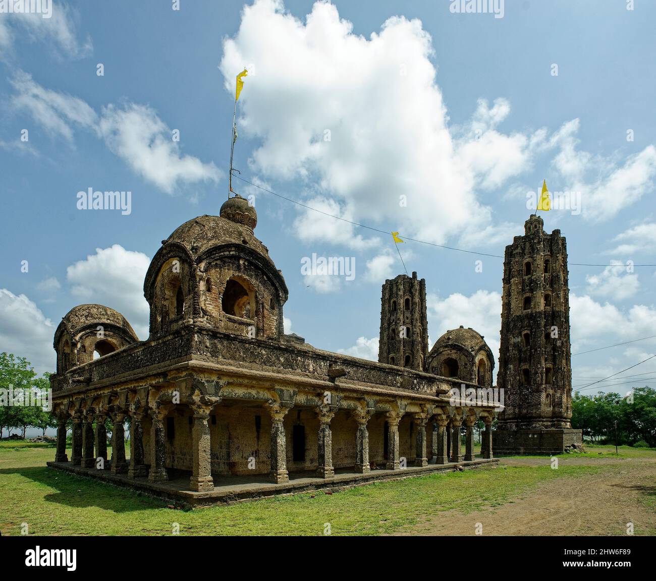 Due grandi Deepmala di Khandoba mandir (Tempio) a Beed state Maharashtra India Foto Stock