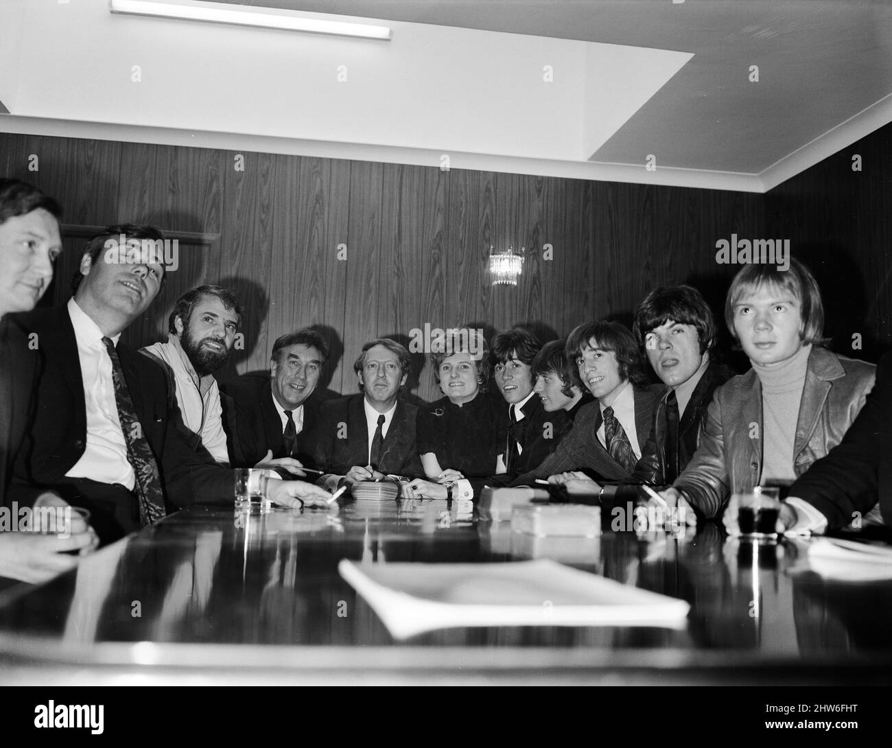 Photocall & news conferenza stampa per annunciare la fusione della Robert Stigwood Organizzazione, che agisce come manager personali per il Bee Gees & Cream, e che è quello di amalgamate con ALS Management Limited (che serve gli interessi di circa 40 scrittori, direttori, produttori compositori film tecnici ... ecc). Il Consiglio di Amministrazione attuale (ALS Management) comprende Frankie Howerd, Ray Galton e Alan Simpson. Raffigurato intorno alla sala riunioni (l a r) Alan Simpson, Ray Galton, David Shaw, Frankie Howerd Robert Stigwood, Beryl Vertua, Barry Gib, Maurice Gib, Robin Gibb, Vince Melouney e col Foto Stock