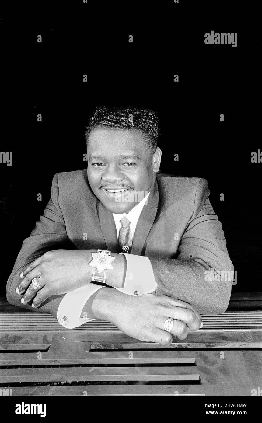 La star americana del rock and roll Fats Domino al pianoforte sul palco del Saville Theatre di Londra mentre si prepara per lo spettacolo serale con gerry e i Pacemakers. Questa è la sua prima performance in Gran Bretagna. 27th marzo 1967. Foto Stock