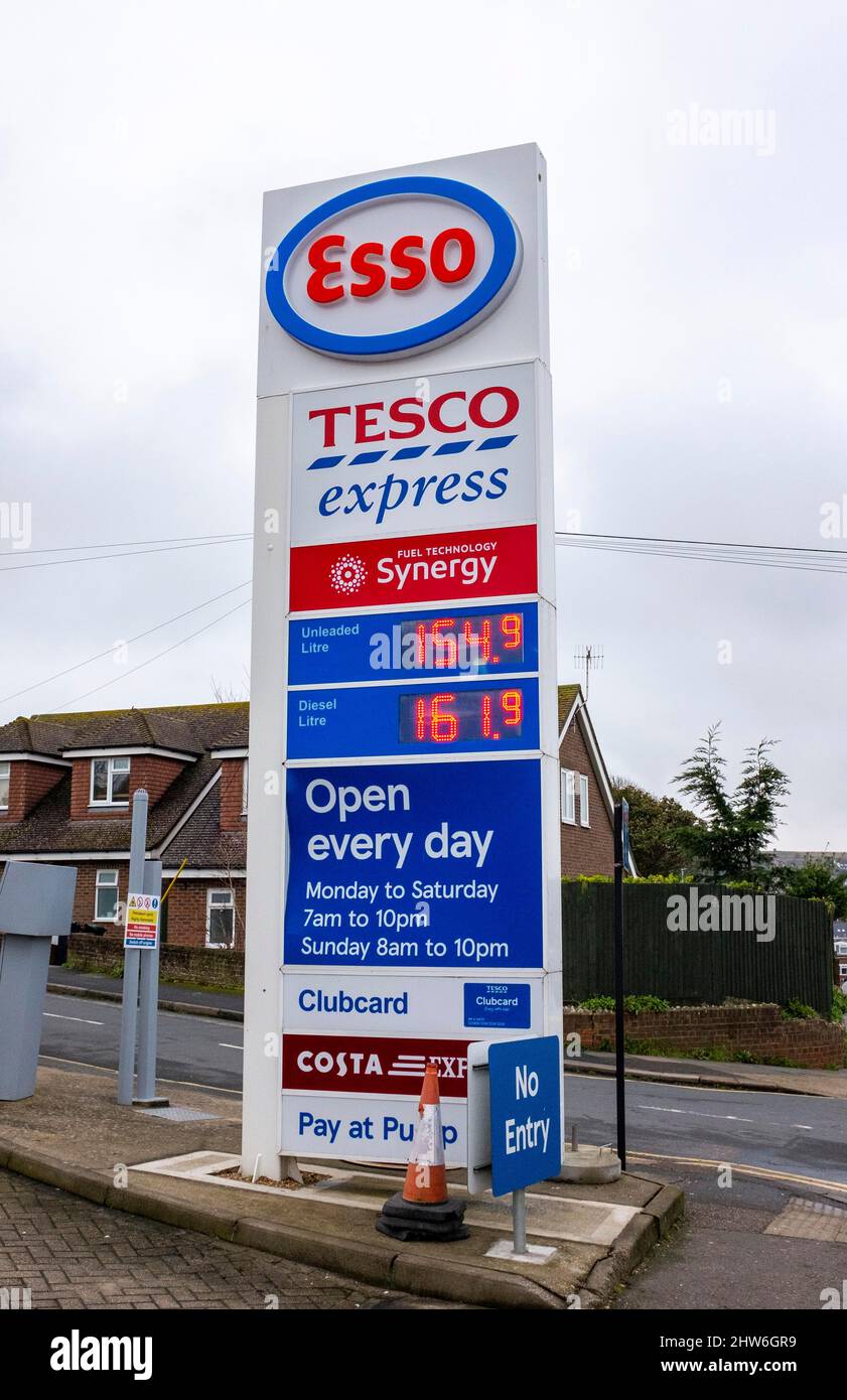 Brighton, Regno Unito. 4th Mar 2022. I prezzi del carburante continuano ad  aumentare con il diesel che supera i £1,60 presso un distributore di  benzina esso a Woodingdean, Brighton UK: Credit Simon