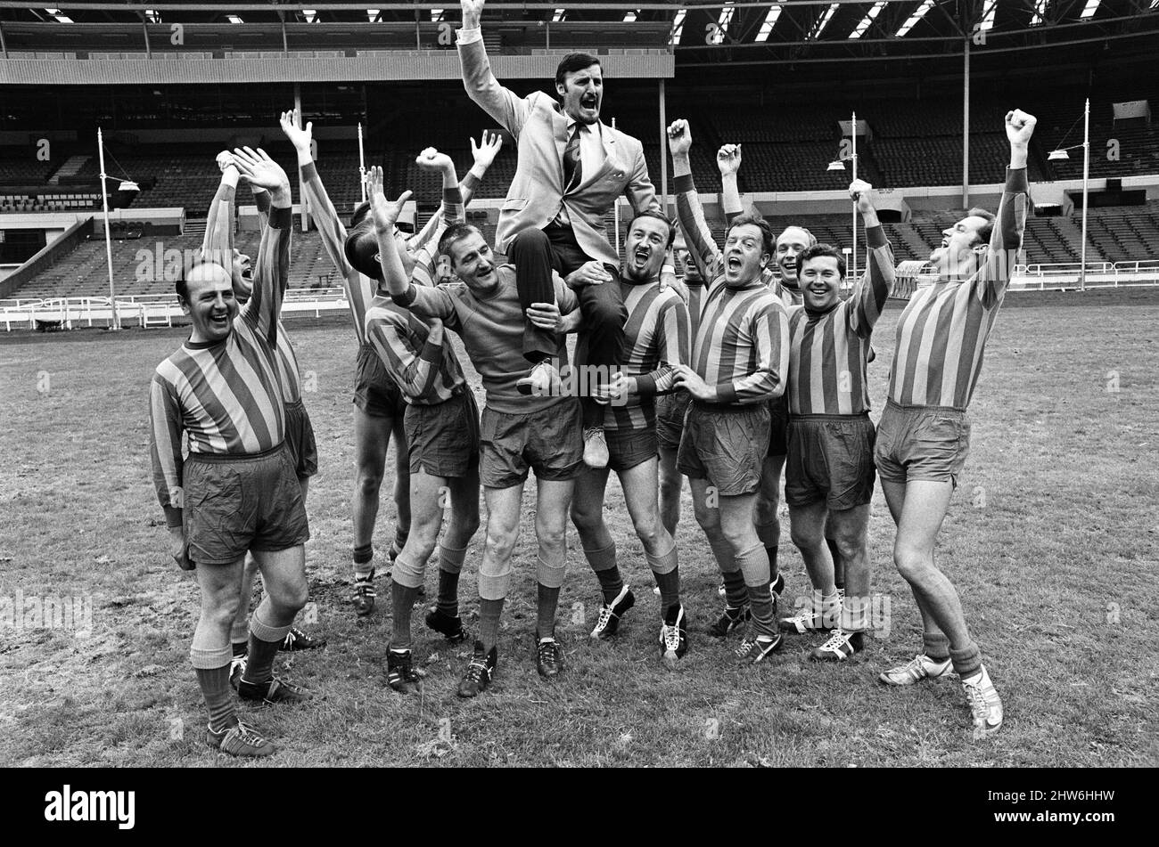 Jimmy Hill è stato raffigurato come sollevato da una squadra di calcio. Il presentatore televisivo Dickie Davies è secondo da destra. 30th luglio 1968. Foto Stock