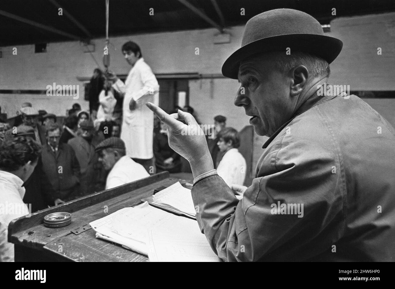 I tacchini che vanno sotto il martello dei auctioneers all'asta di tacchino di Natale al mercato di bestiame di lettura nella via di grande Knolly la vigilia di Natale. 24th dicembre 1968 Foto Stock