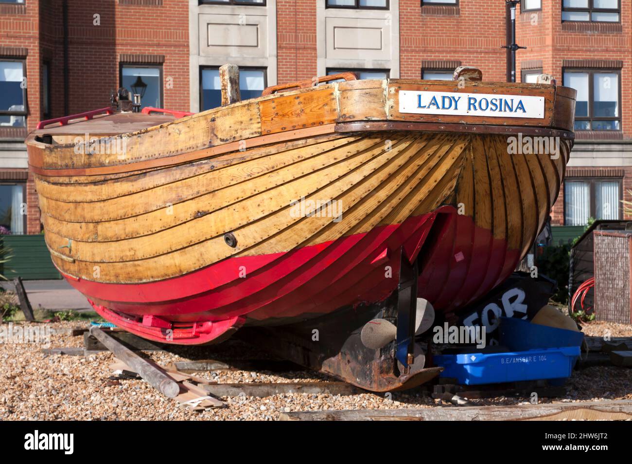 Vista ravvicinata della poppa della Madonna Rosina, una tradizionale barca da pesca in legno restaurata, sulla spiaggia, a Deal, Kent Foto Stock