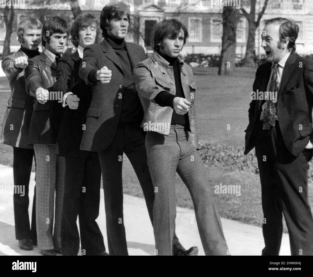 I cinque ragazzi del gruppo pop Bee Gees hanno iniziato la loro formazione di base per l'esercito ieri. Come reclute crude, subiranno le miserie di attacco quadrato e le osservazioni esplicite del sergente-maggiore. Le osservazioni saranno probabilmente più esplicite del solito. Per i Bee Gees farà il loro soldato come star di un film comico Boer War scritto da Johnny Speight. I Bee Gees si allineano da sinistra a destra: Colin Peterson, vince Melouney, Robin Gib, Barry Gib e Maurice Gibb marzo 1968. Foto Stock