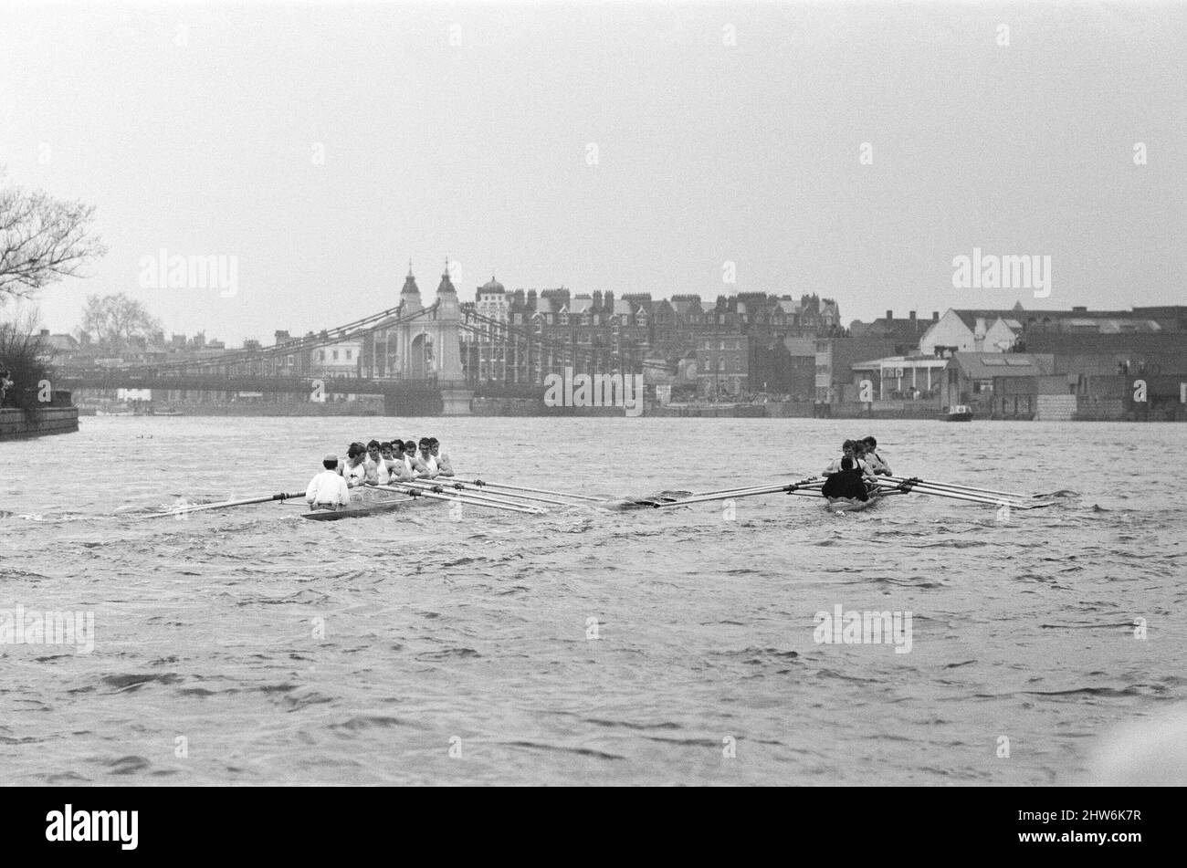 L'Oxford verses Cambridge Boat Race, sul Tamigi, marzo 1968. L'immagine mostra i canoe che si avvicinano al Ponte Hammersmith. La gara di imbarcazioni 114th si è svolta il 30 marzo 1968. L'evento si svolge ogni anno in una gara di canottaggio affiancata tra gli equipaggi delle università di Oxford e Cambridge lungo il Tamigi. La gara, umpita da Harold Rickett, è stata vinta da Cambridge per tre lunghezze e mezzo. Goldie ha vinto la gara di riserva e Cambridge ha vinto la gara di barca femminile. La gara si è svolta dal punto di partenza a Putney Bridge sul Tamigi a Londra, fino al traguardo a Chiswick BRI Foto Stock