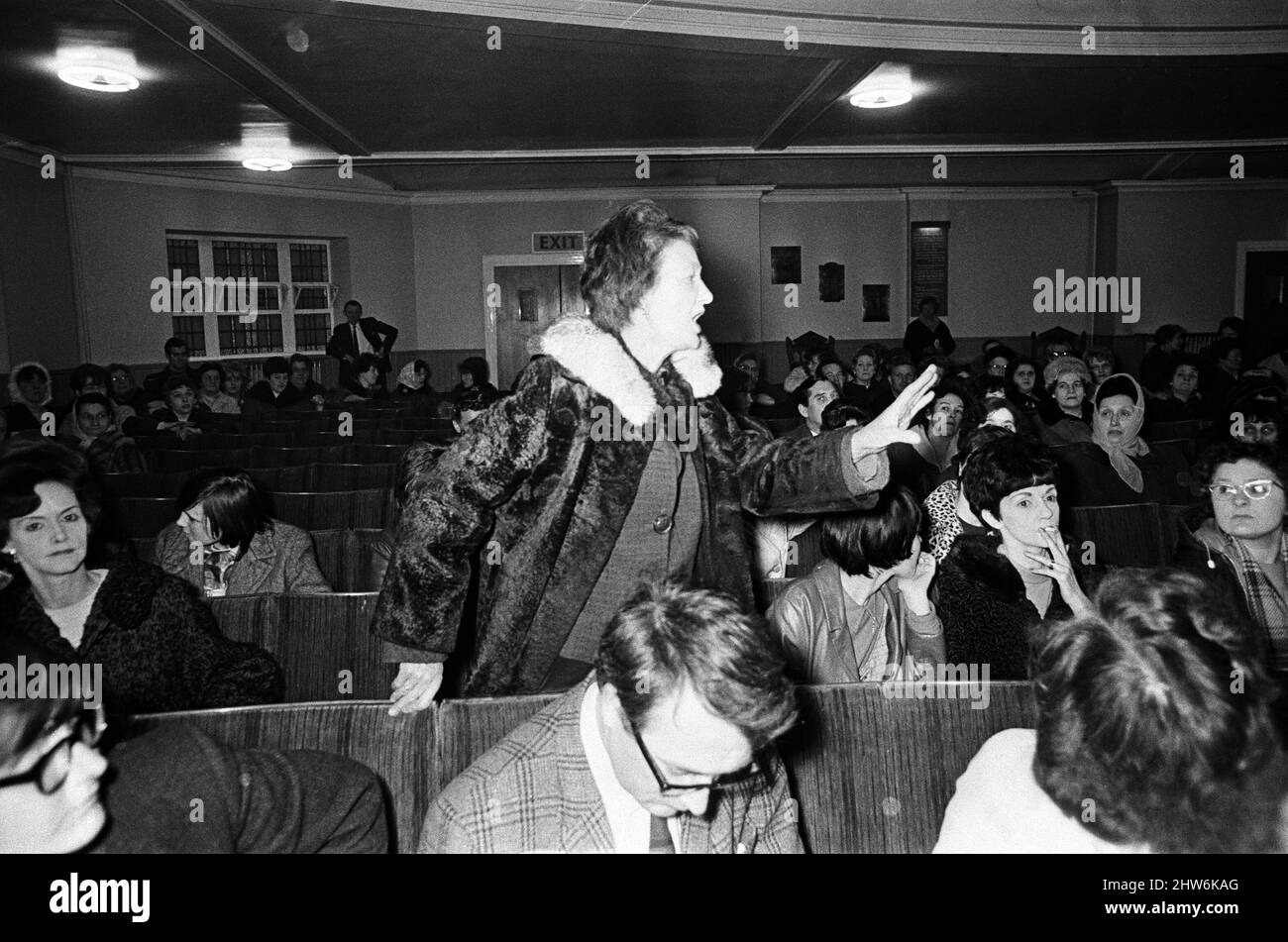 Riunione delle mogli di Trawler, tenuta in una sala della chiesa a Grimsby. La onorevole Wallace protesta e grida alla onorevole Bilocca. 13th febbraio 1968. Foto Stock