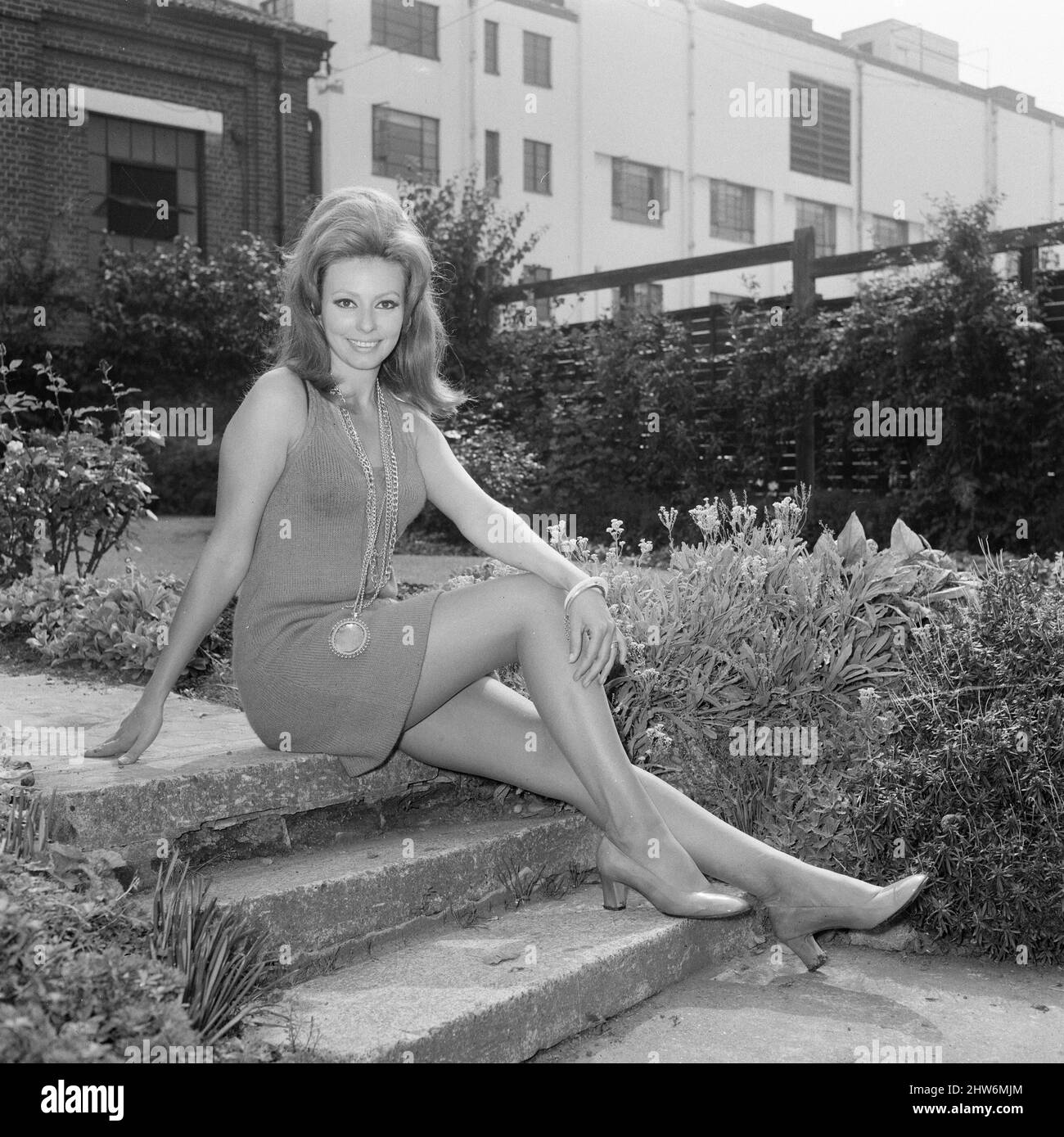 Nuovo film crossplot, inizia la produzione presso Elstree Studios oggi, lunedì 9th settembre 1968. La nostra foto mostra ... Claudie Lange, attrice e modella belga, interpreta il personaggio di Marla Kugash. Foto Stock