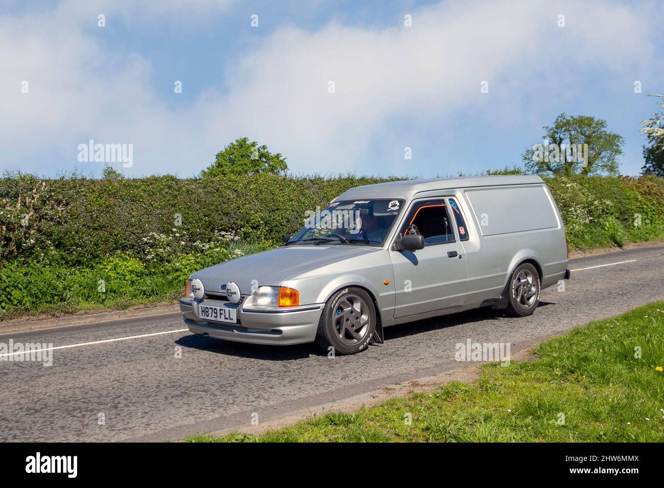 1990 90s n90 argento Ford Escort Bonus 1753cc benzina pannello furgone, in rotta per Capesthorne Hall classico maggio mostra auto, Cheshire, Regno Unito Foto Stock