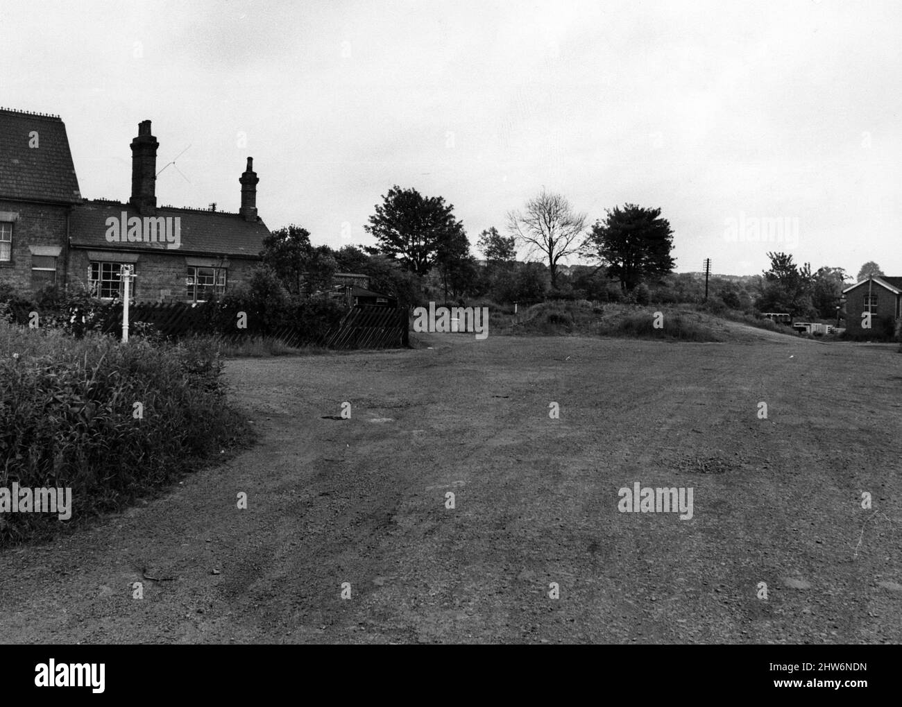 La strada che porta alla Stazione di Stockingford, Nuneaton. La stazione si trova sulla sinistra, sulla destra c'è l'area che le ferrovie britanniche sperano di sviluppare. 12th giugno 1968. Foto Stock