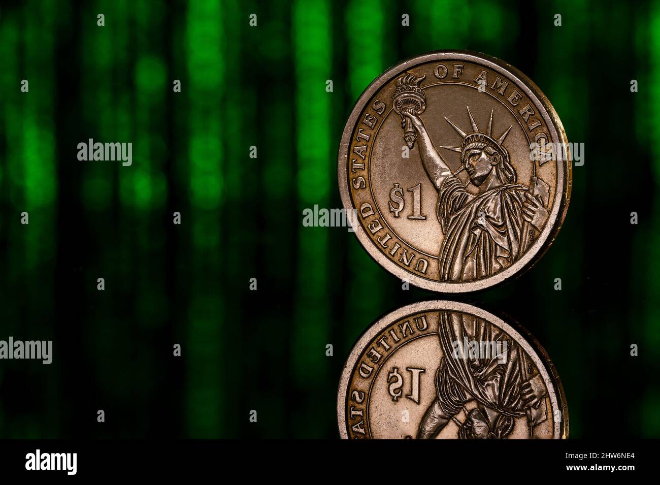 Un dollaro statunitense Coin osceno sfondo verde Foto Stock