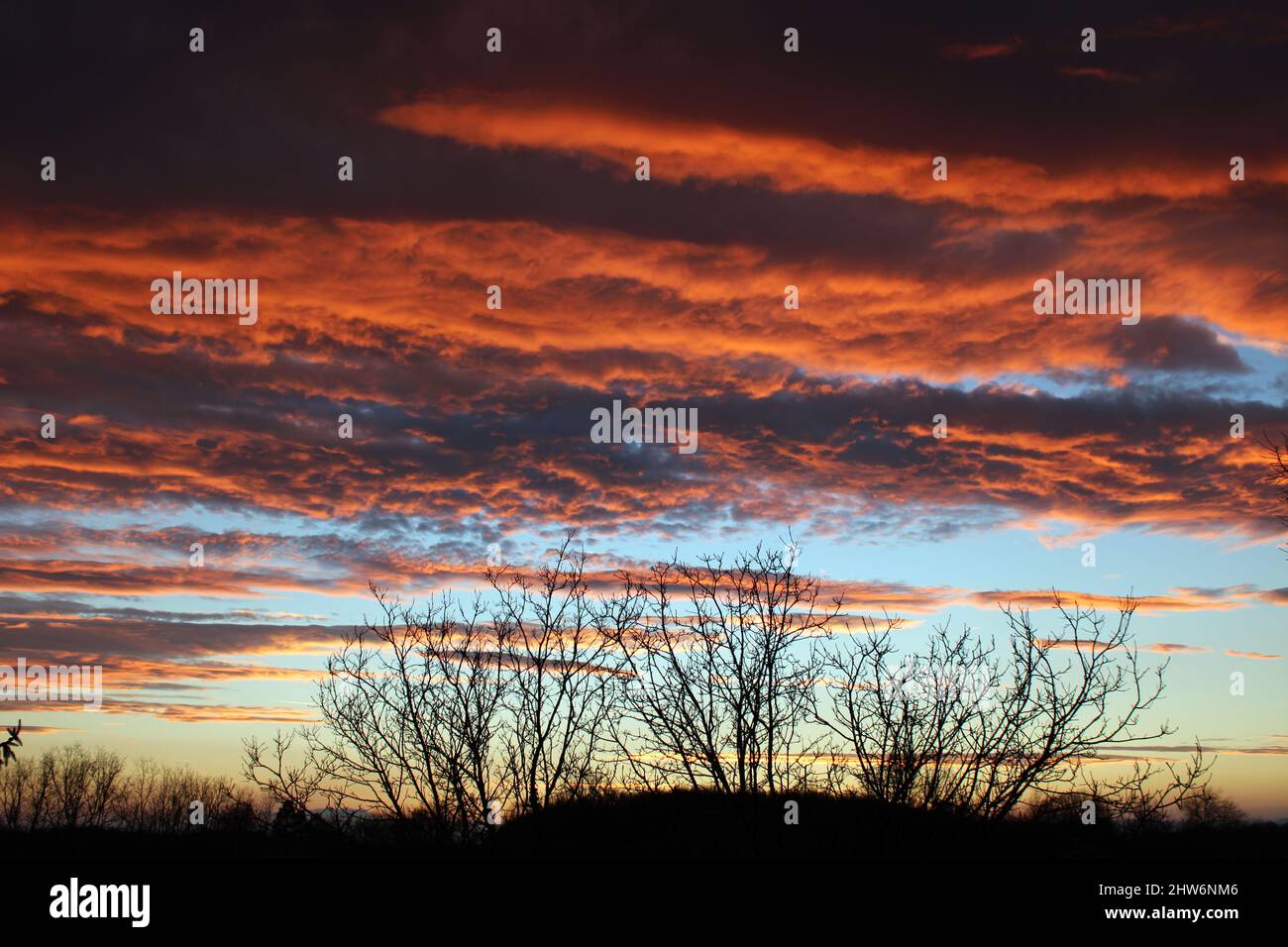 Inverno sera tramonto e il cielo sopra la campagna ghiacciata vicino Zagabria, Croazia Foto Stock
