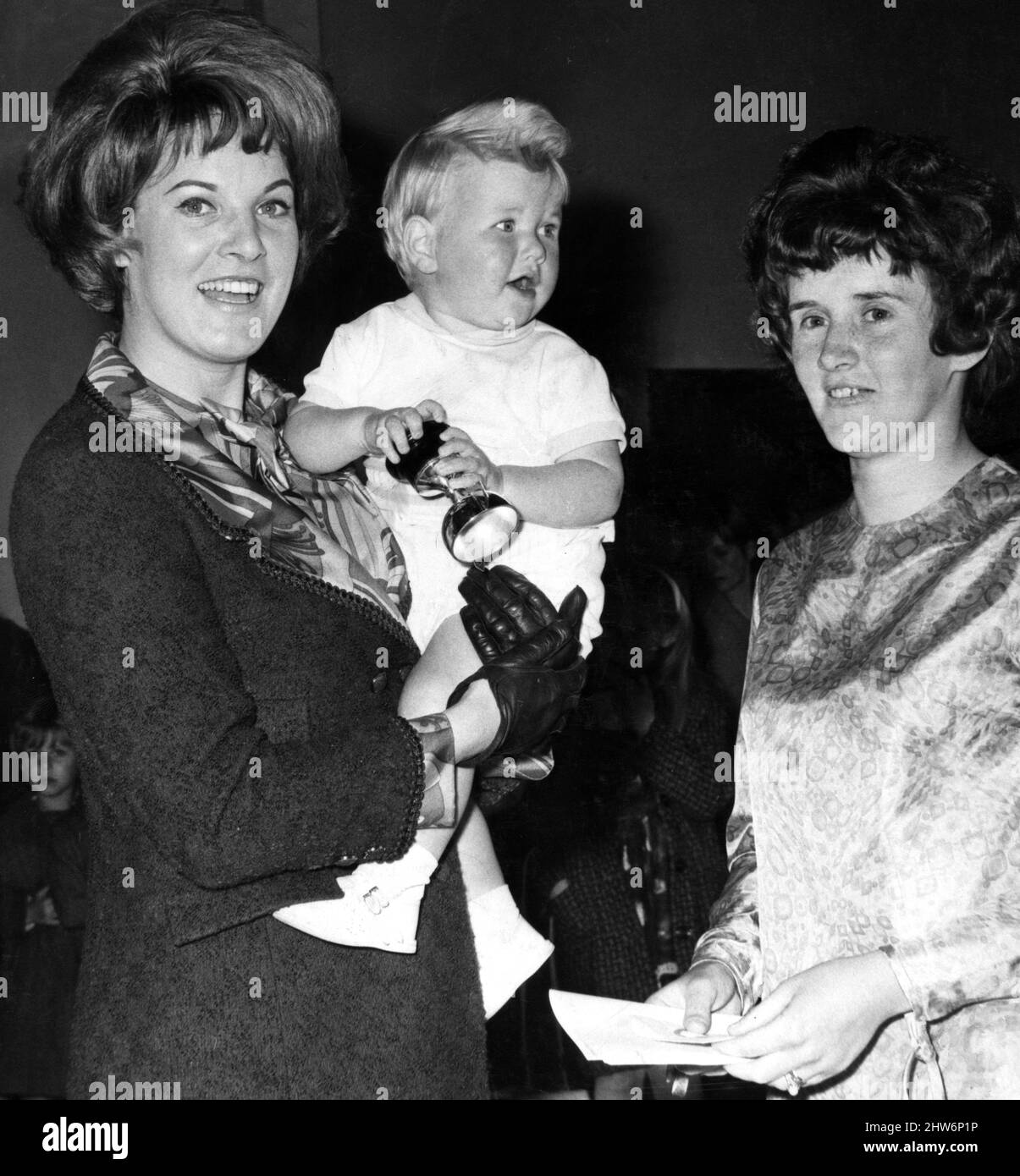 Cantante scozzese Moira Anderson con 14 mesi di Ian Graham. Moira stava giudicando un concorso bonny del bambino che Ian ha vinto nella sezione di 10-18 mesi. Centro comunitario, Dalmellington, Ayrshire. Giugno 1968. Foto Stock
