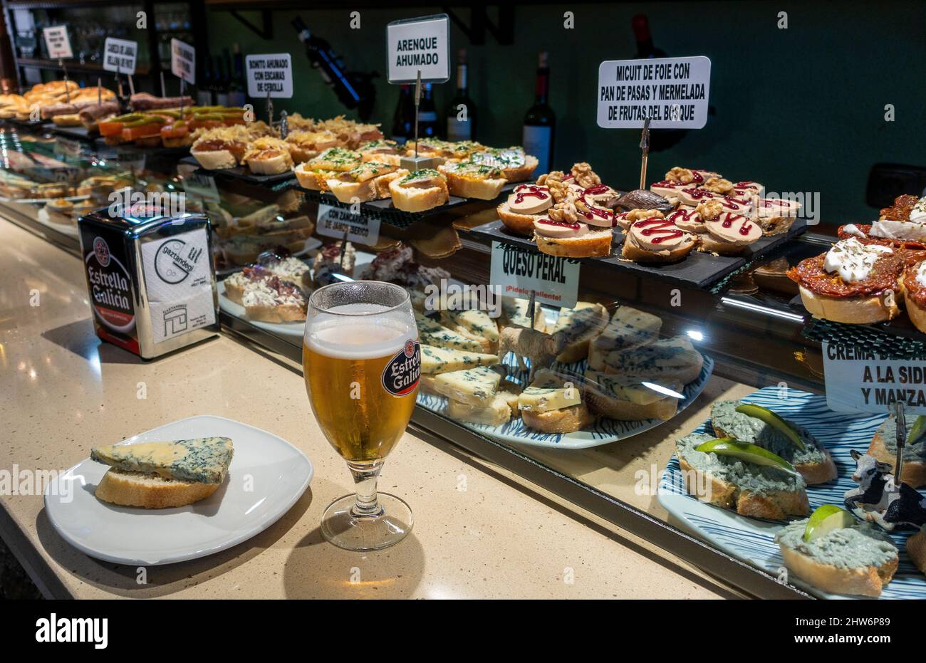Bella mostra di tapas / pintxos in un bar tradizionale a Bilbao Spagna Foto Stock