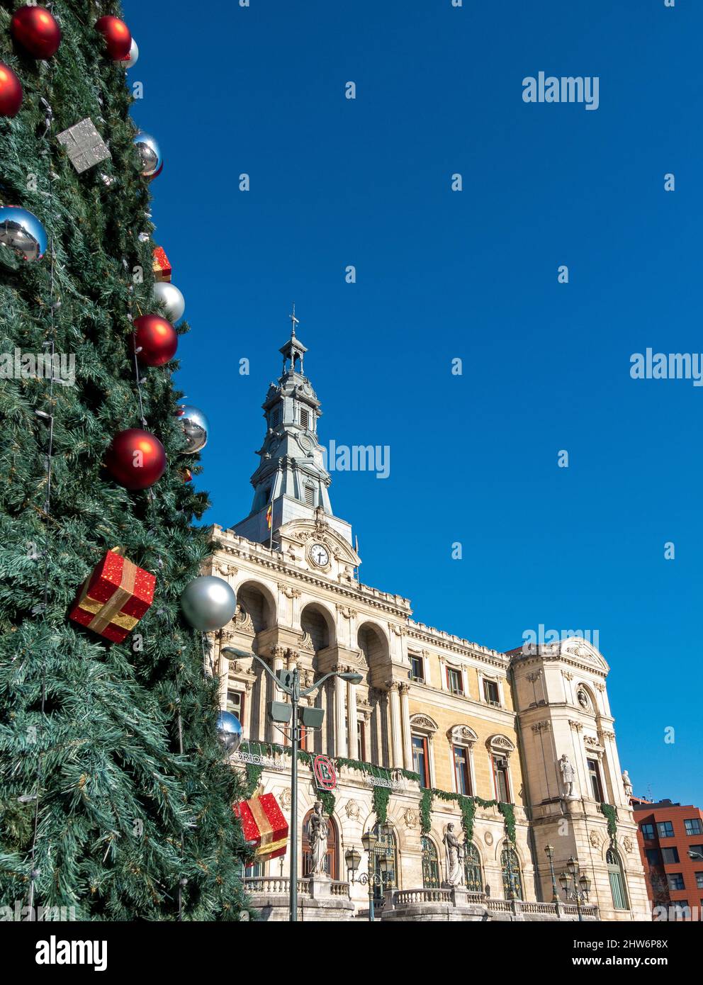 Albero di Natale esposto fuori dal municipio di Bilbao, Paesi Baschi, Spagna Foto Stock