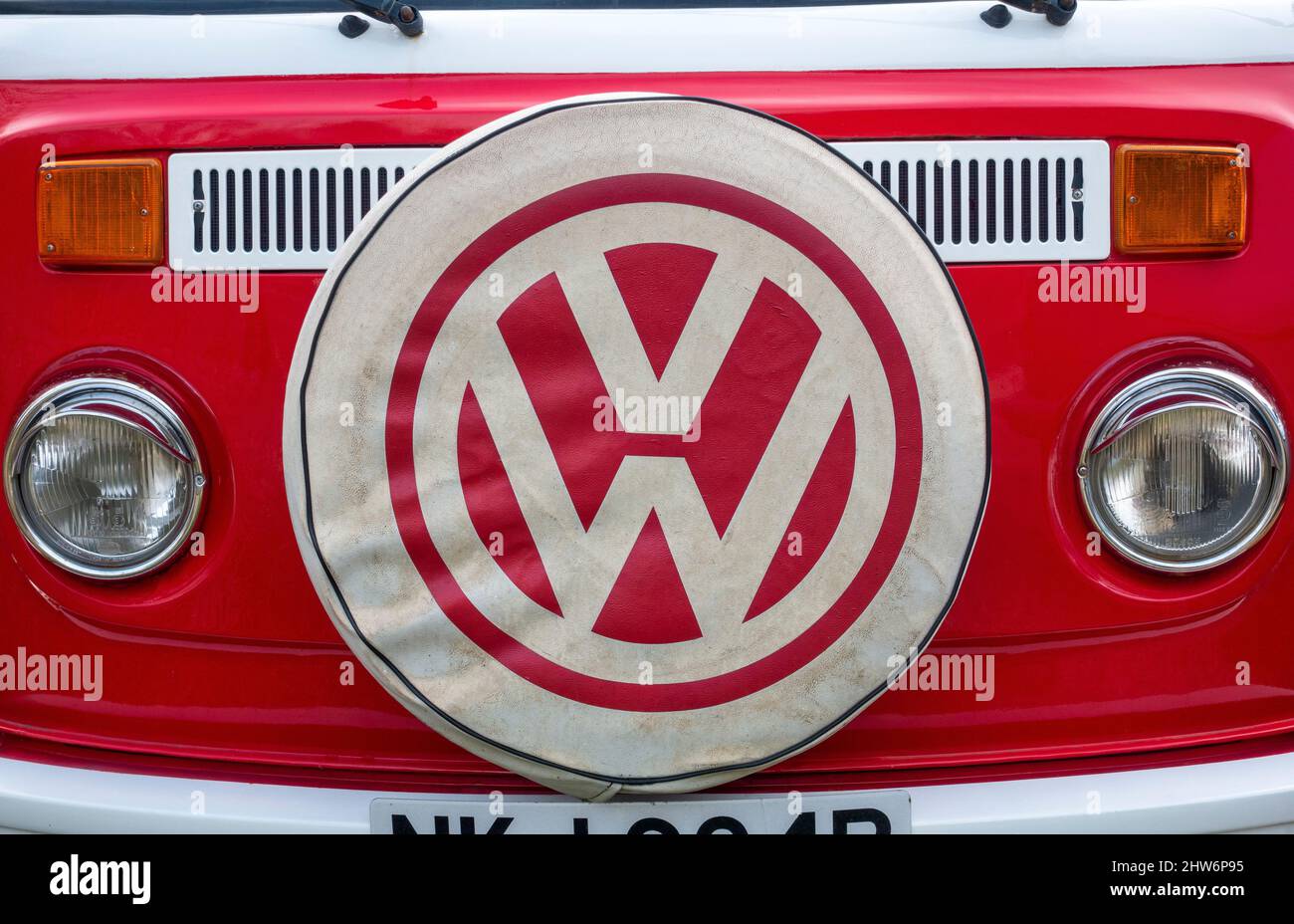Vista frontale di un furgone VW classico con ruota di scorta rivestita con logo VW Foto Stock