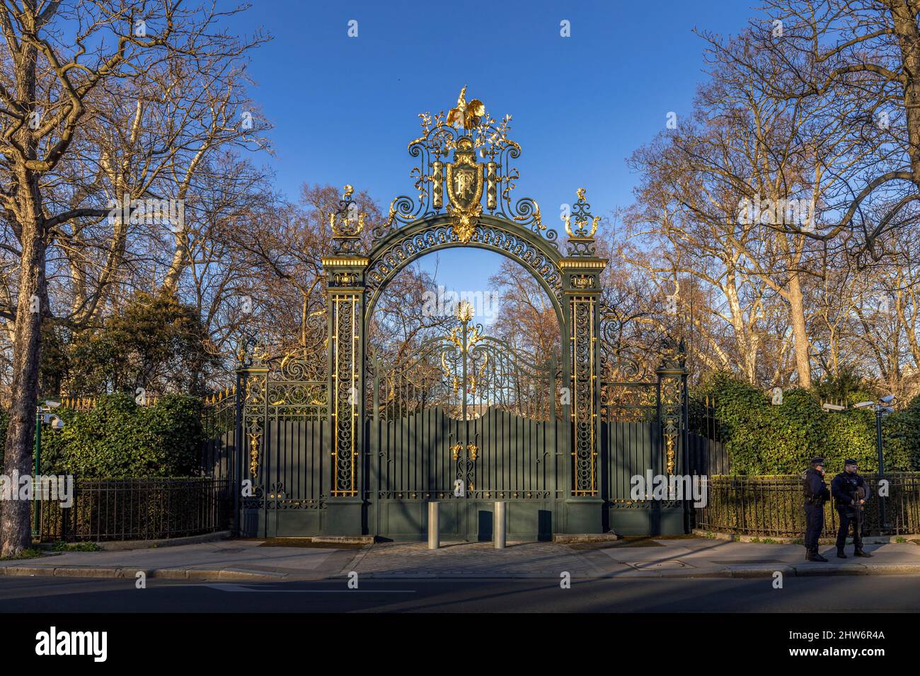 Parigi, Francia - 27 febbraio 2022: Vista sul retro del Palazzo Elysee, residenza del presidente francese a Parigi Foto Stock