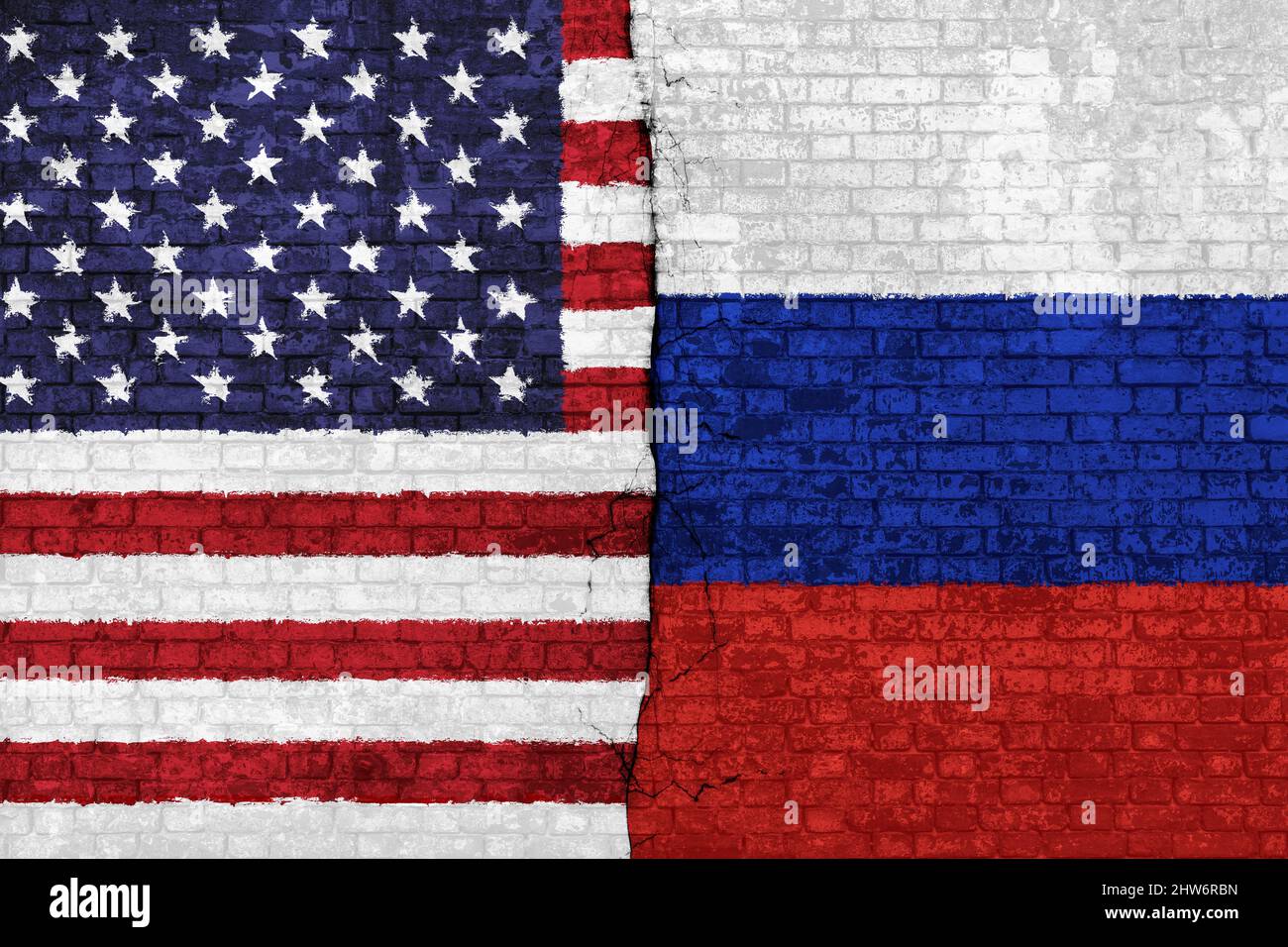 Bandiera americana e russa sul muro rotto. Concetto di conflitto, guerra e dovere di usanza. America contro Russia. Dollaro rublo valuta di cambio e. Foto Stock