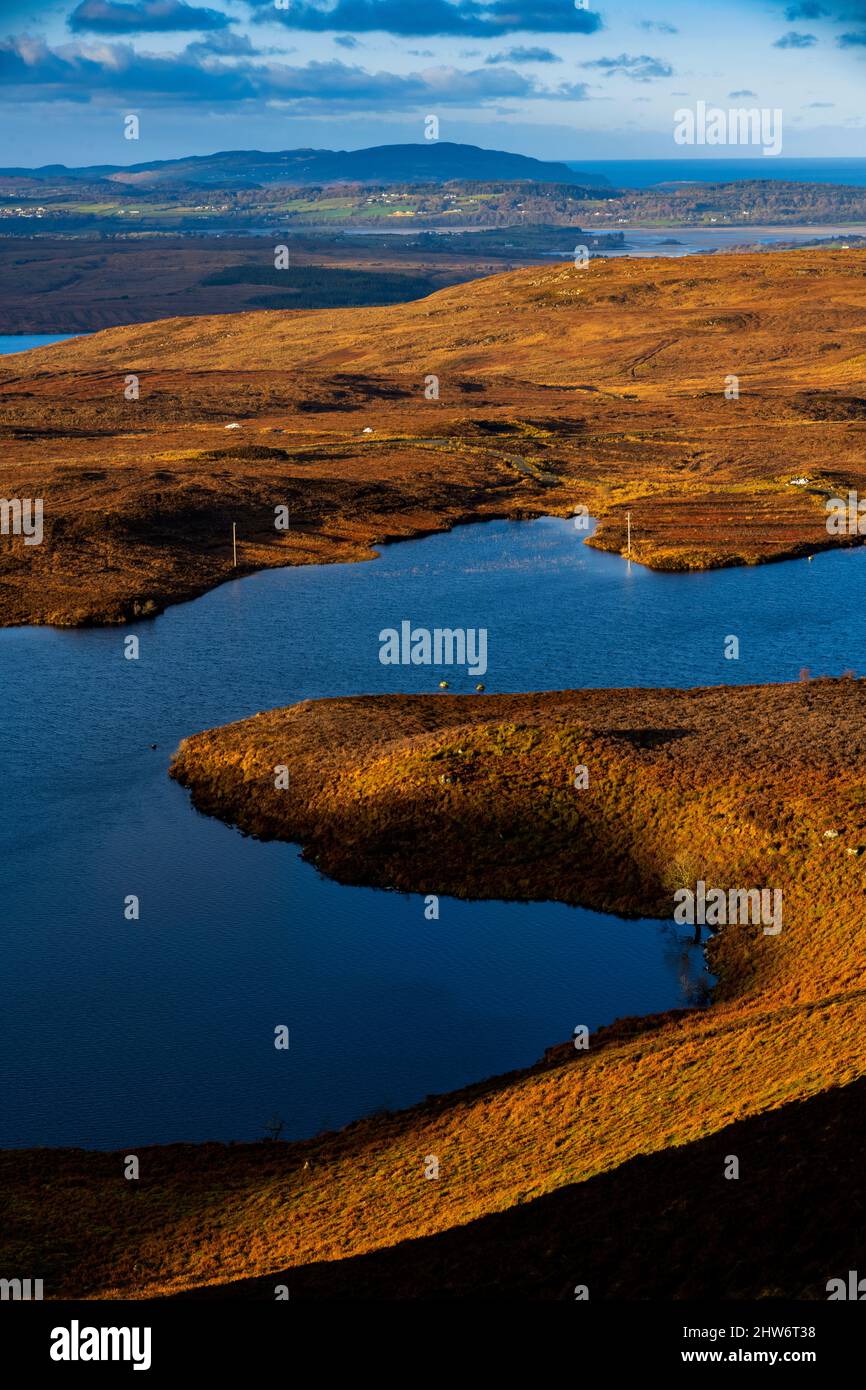 Guardando verso il castello di Doe da Lough Salt, Rosguill, County Donegal, Irlanda Foto Stock