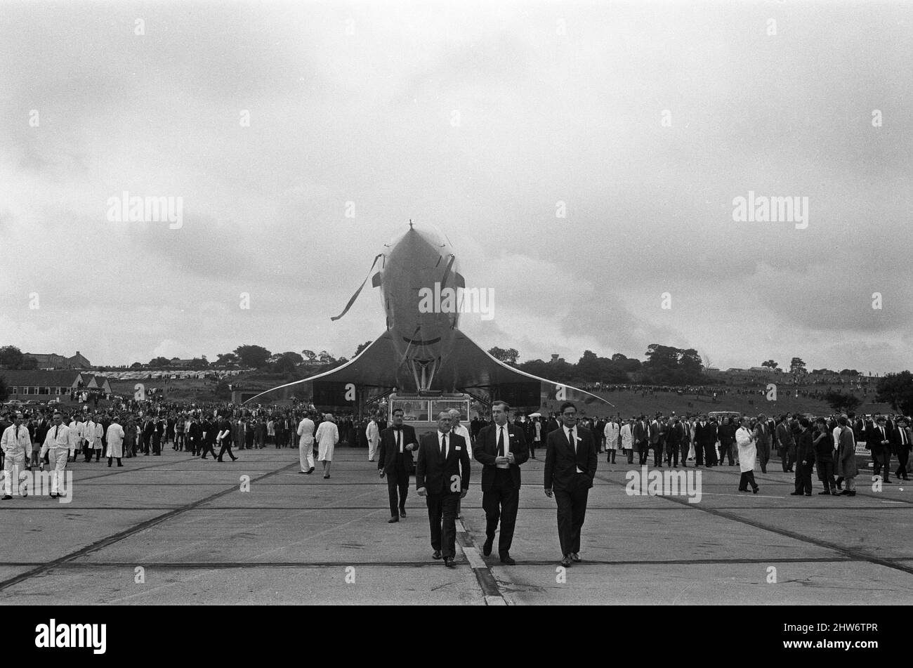 Concorde 002, il secondo assemblato britannico dei velivoli supersonici anglo-francesi, è stato lanciato dalla linea di assemblaggio britannica della società di aerei a Filton, Gloucestershire, oggi. 002 e il francese assemblato 001 sono gemelli identici. Anche se assemblate diverse centinaia di miglia in due paesi ciascuno contiene esattamente le stesse parti costruite francese e britannico. 12th settembre 1968. Foto Stock