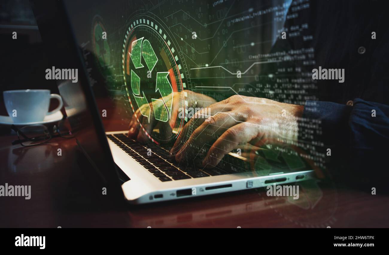 Icona di riciclaggio, gestione dei dati di scarto, simbolo dell'industria sostenibile e tastiera per computer a digitazione manuale. Portatile con le mani. Rete, tecnologia informatica e. Foto Stock